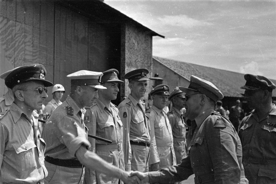 Aankomst Batavia Generaal Kruls schudt de hand van generaal Dürst Britt op v…, Bestanddeelnr 4364