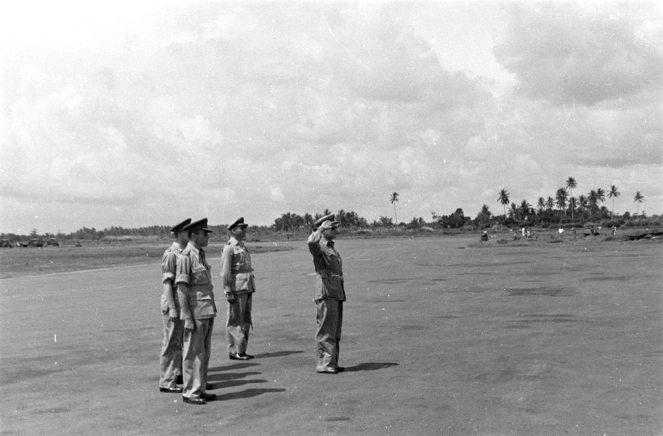 Aankomst Batavia generaal Kruls brengt militaire groet op vliegveld Kemajoran, Bestanddeelnr 4342
