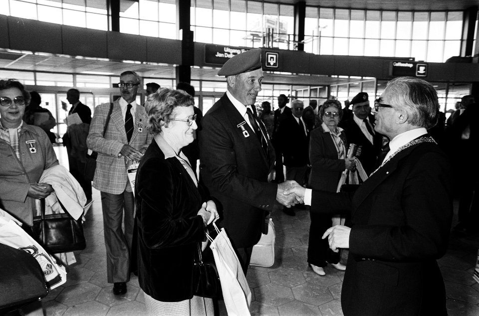 Aankomst Canadezen veteranen op Schiphol ivm bevrijdingsfeest burgemeester Pola, Bestanddeelnr 930-8114
