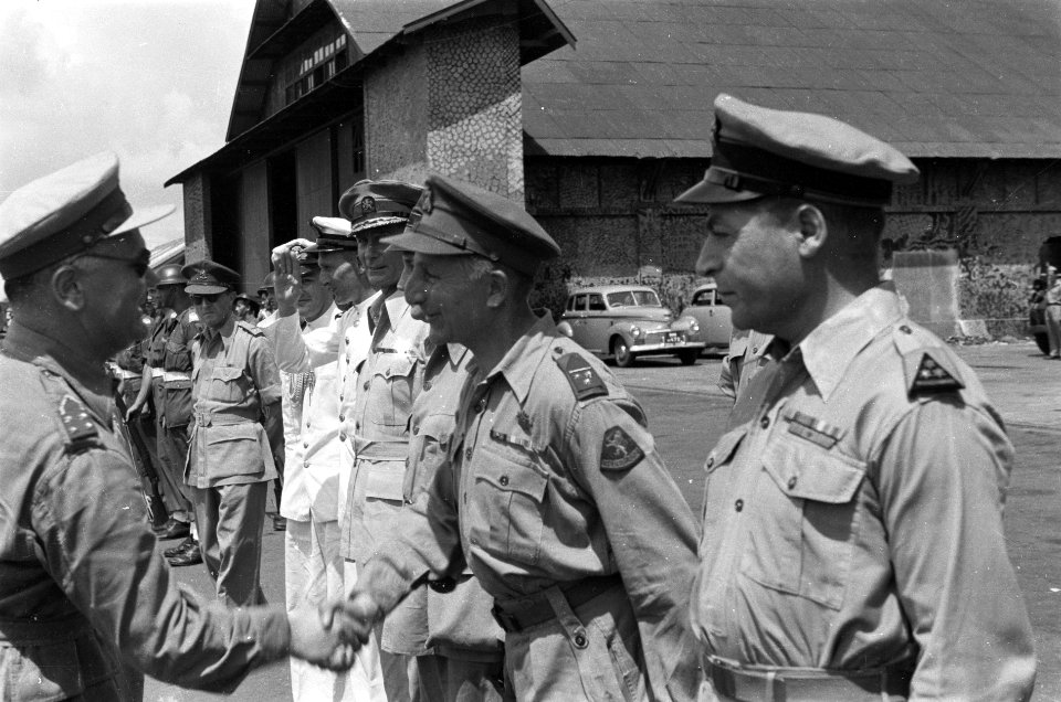 Aankomst Batavia generaal Kruls wordt verwelkomd door velen op vliegveld Kema, Bestanddeelnr 4345