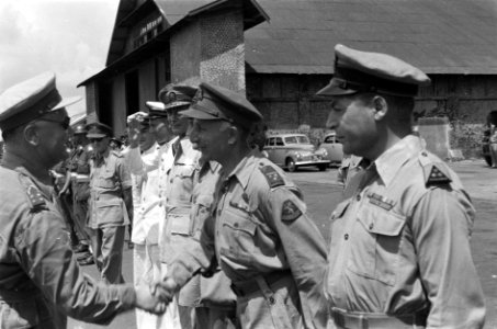Aankomst Batavia generaal Kruls wordt verwelkomd door velen op vliegveld Kema, Bestanddeelnr 4345