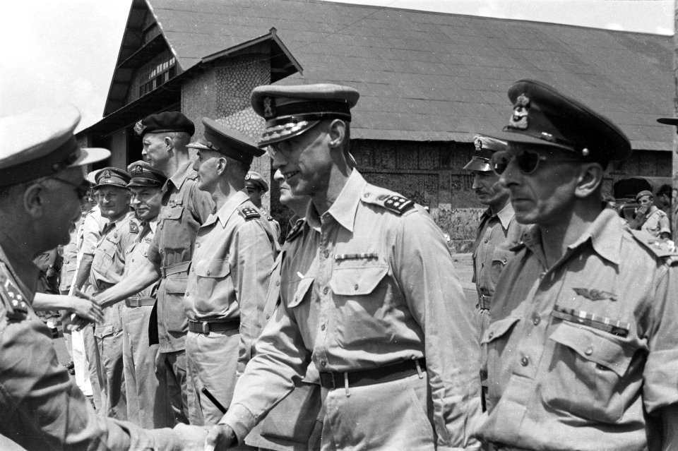 Aankomst Batavia generaal Kruls wordt verwelkomd door velen op vliegveld Kema, Bestanddeelnr 4347
