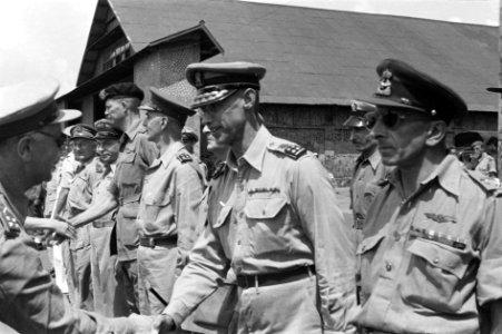 Aankomst Batavia generaal Kruls wordt verwelkomd door velen op vliegveld Kema, Bestanddeelnr 4347