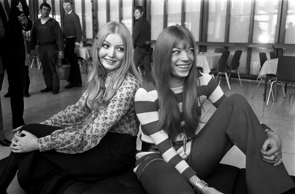 Aankomst artiesten op Schiphol Mary Hopkin (Engeland) en Katja Ebstein (Duitsl…, Bestanddeelnr 923-3636