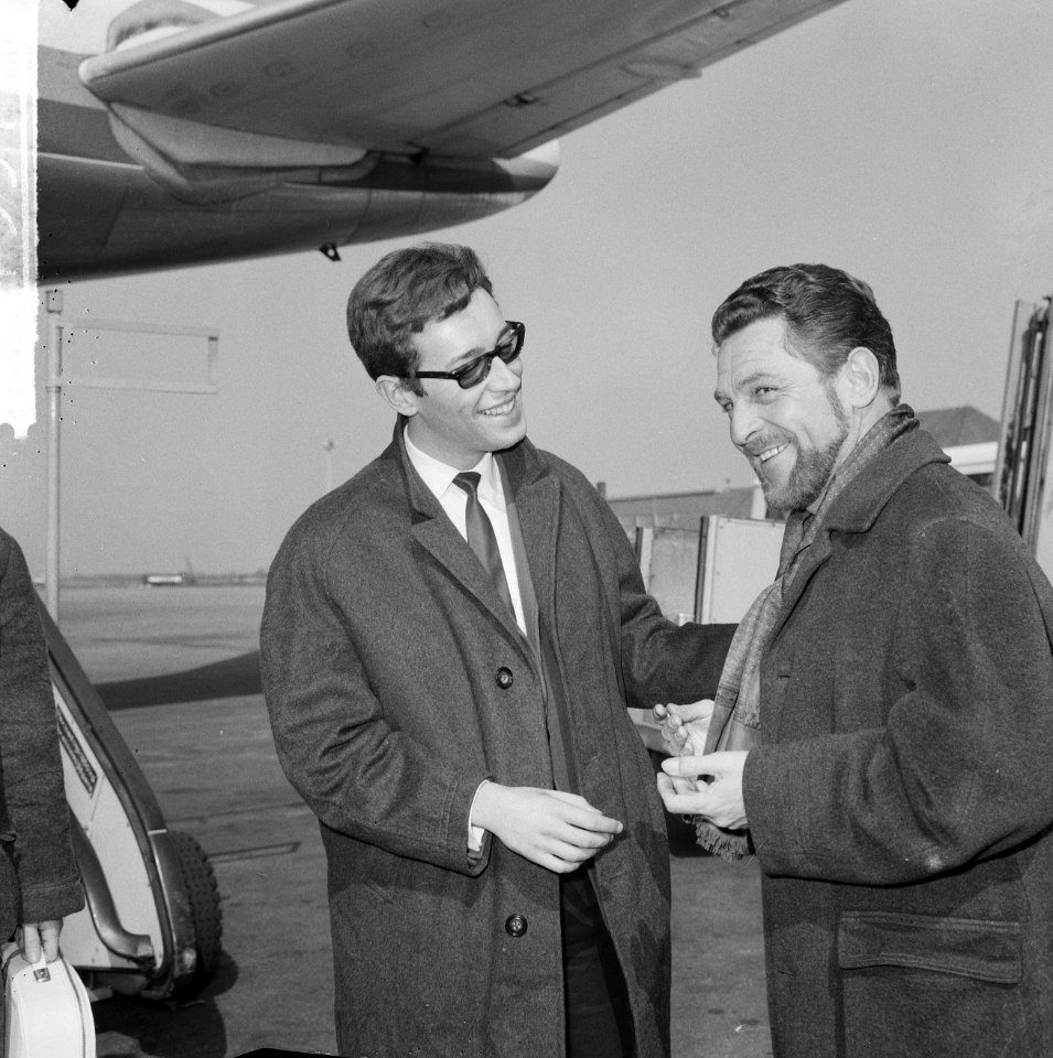 Aankomst Antonio Calvario (Portugese zanger) op Schiphol afgehaald door Wim Ibo, Bestanddeelnr 917-5976
