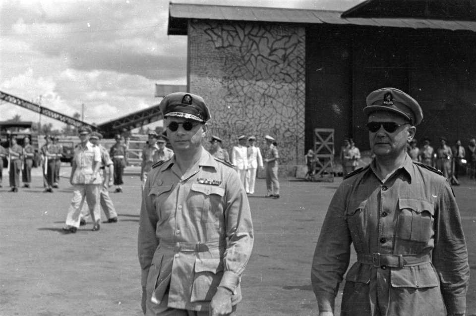 Aankomst Batavia Legercommandant generaal Spoor en generaal Kruls op vliegvel, Bestanddeelnr 4365