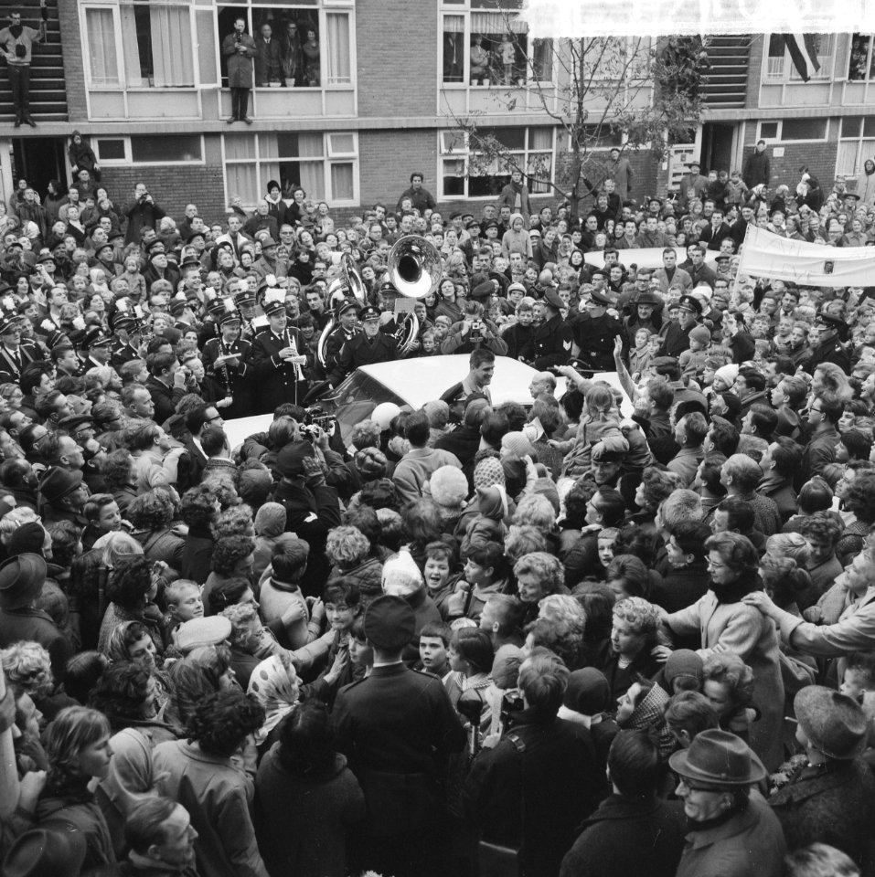 Aankomst Anton Geesink te Utrecht, drukte voor het huis van Geesink, Bestanddeelnr 917-1061