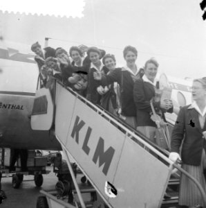 Aankomst Australische zwemploeg op Schiphol, rechts Lorraine Crapp , tweede van , Bestanddeelnr 909-7650
