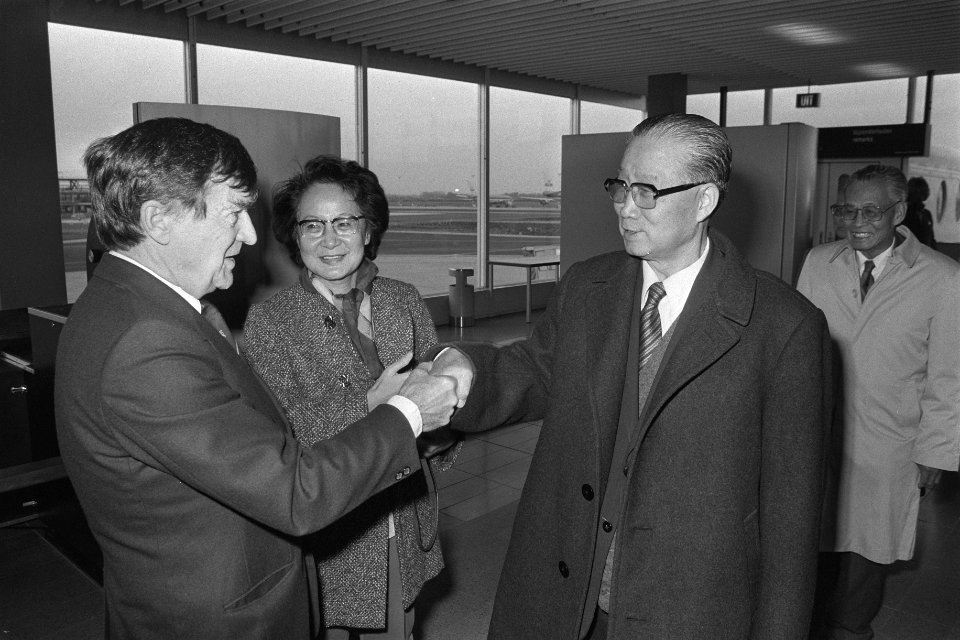 Aankomst Chinese delegatie op Schiphol Tweede Kamer lid J. de Boer (l) begroet , Bestanddeelnr 933-8037