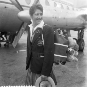 Aankomst Australische zwemploeg op Schiphol, Dawn Fraser met rugzak en talisman, Bestanddeelnr 909-7648