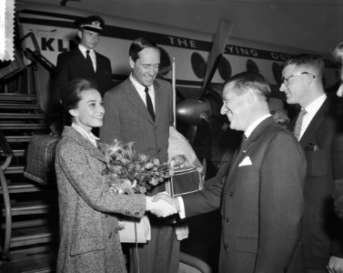 Aankomst Audrey Hepburn en Mell Ferrer op Schiphol, Bestanddeelnr 910-7162