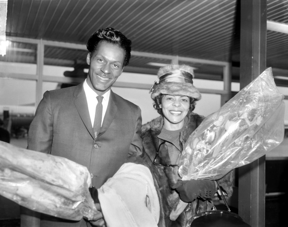 Aankomst Chuck Berry (zanger) op Schiphol, naast hem zijn zuster Lucy Ann, Bestanddeelnr 917-3996