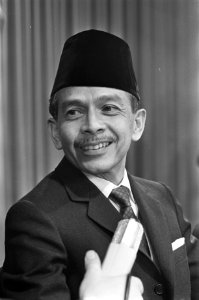 Aankomst Ambassadeur Indonesie Taswin Natadinigrat (kop) op Schiphol, Bestanddeelnr 920-9931