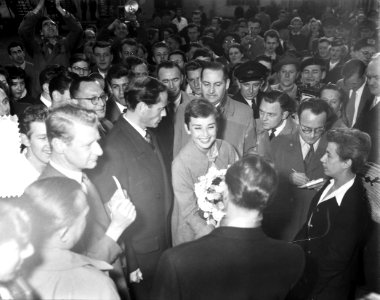 Aankomst Audrey Hepburn met echtgenoot Mel Ferrer op Schiphol, Bestanddeelnr 906-8158