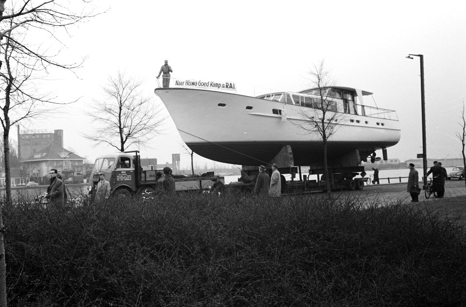 Aankomst Caraville ( 45 ton wegend dieselmotorjacht) b RAI voor HISWA, Bestanddeelnr 913-6217