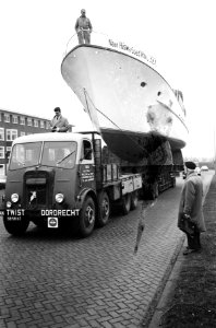 Aankomst Caraville ( 45 ton wegend dieselmotorjacht) b RAI voor HISWA, Bestanddeelnr 913-6216