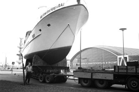 Aankomst Caraville ( 45 ton wegend dieselmotorjacht) b RAI voor HISWA, Bestanddeelnr 913-6221