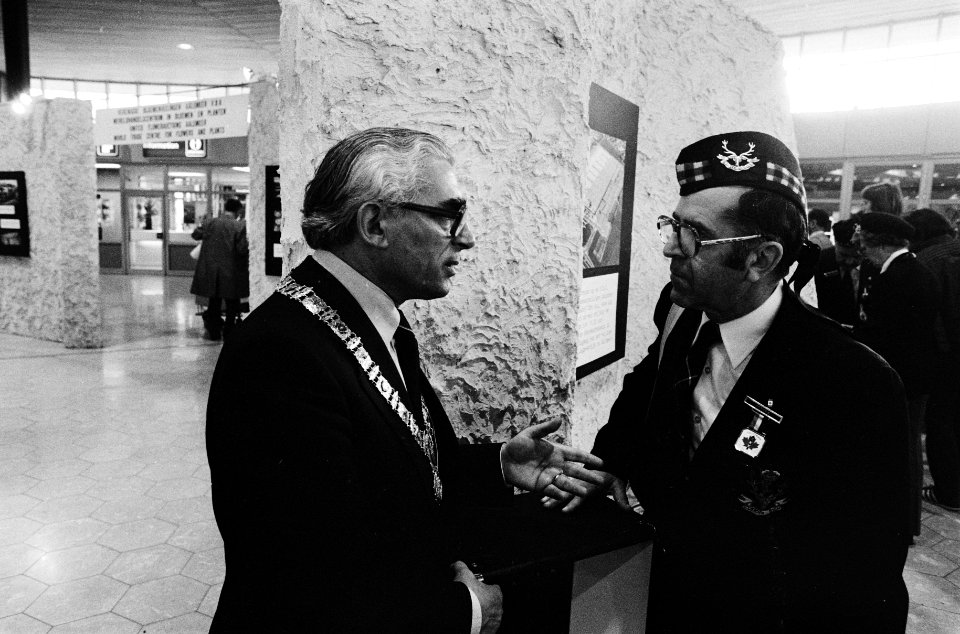 Aankomst Canadezen veteranen op Schiphol ivm bevrijdingsfeest burgemeester Pola, Bestanddeelnr 930-8115