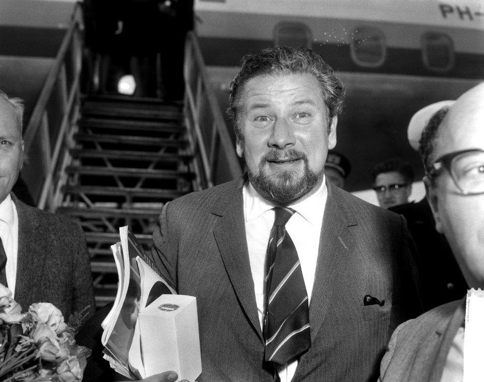 Aankomst Charlie Chaplin en echtgenote op Schiphol, Peter Ustinov (kop), Bestanddeelnr 917-8956
