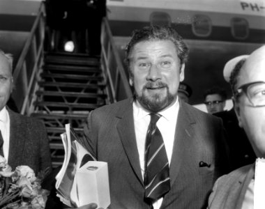 Aankomst Charlie Chaplin en echtgenote op Schiphol, Peter Ustinov (kop), Bestanddeelnr 917-8956