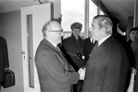 Aankomst Arsenal op Schiphol, v.l.n.r. Allen Ball , Ray Kennedy en Bertie Mee, Bestanddeelnr 925-4388