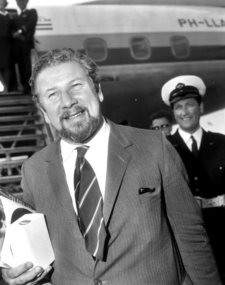Aankomst Charlie Chaplin en echtgenote op Schiphol, Peter Ustinov (kop), Bestanddeelnr 917-8961