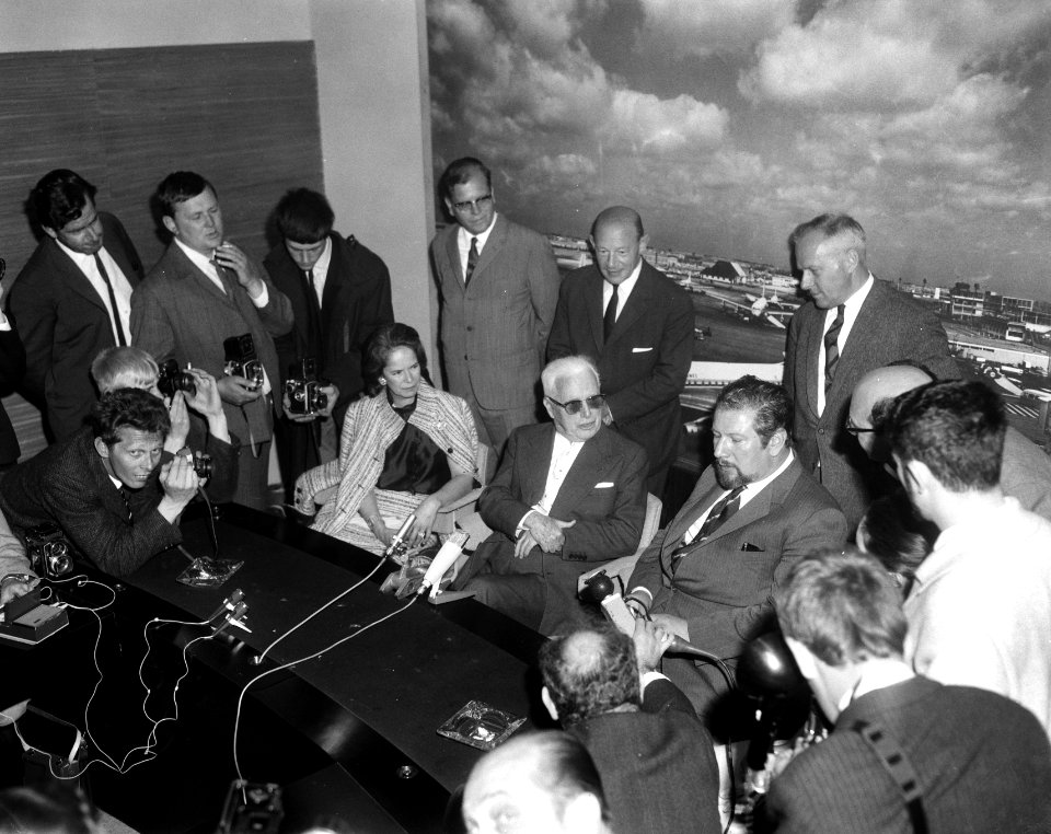 Aankomst Charlie Chaplin en echtgenote op Schiphol, Chaplin en Ustinov tijdens p, Bestanddeelnr 917-8958
