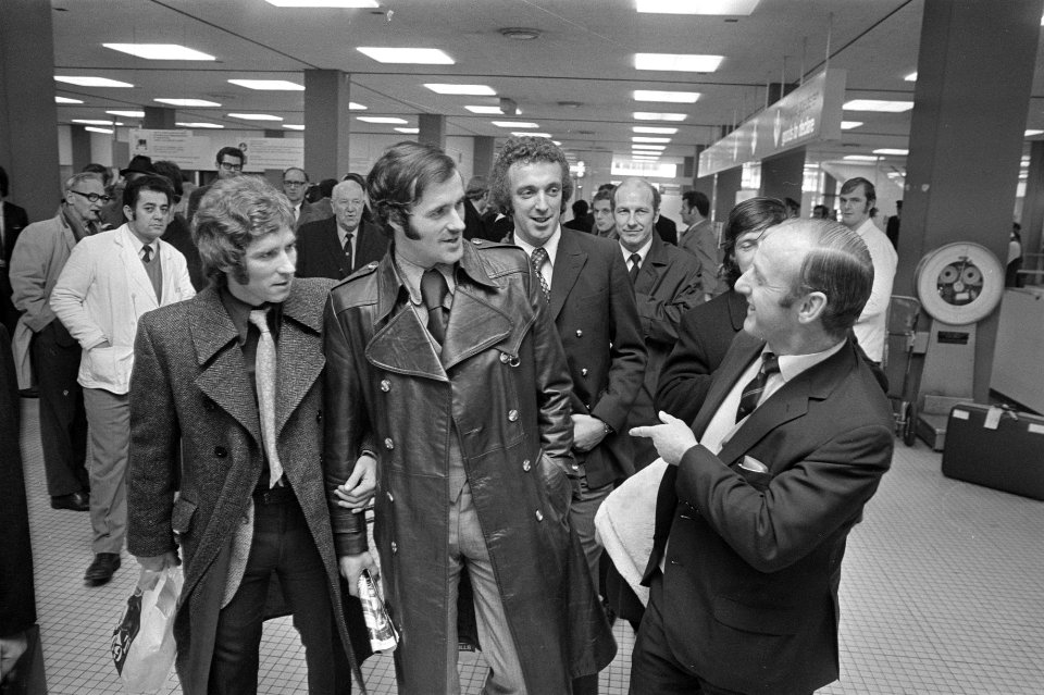Aankomst Arsenal op Schiphol, vlnr Allen Ball , Ray Kennedy en Bertie Mee, Bestanddeelnr 925-4386