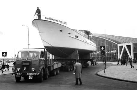 Aankomst Caraville ( 45 ton wegend dieselmotorjacht) b RAI voor HISWA, Bestanddeelnr 913-6220