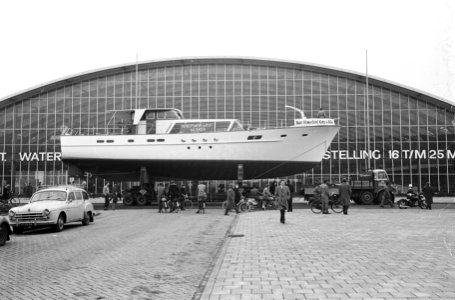 Aankomst Caraville ( 45 ton wegend dieselmotorjacht) b RAI voor HISWA, Bestanddeelnr 913-6215