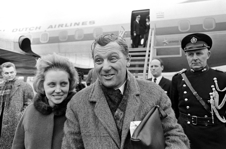 Aankomst Anton Huiskes en echtgenote op Schiphol, terug uit Oslo, Bestanddeelnr 918-8258