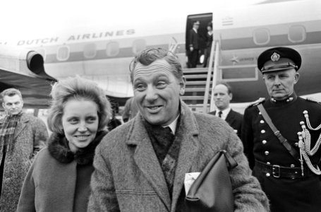 Aankomst Anton Huiskes en echtgenote op Schiphol, terug uit Oslo, Bestanddeelnr 918-8258 photo