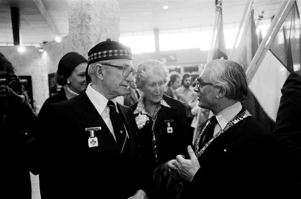 Aankomst Canadezen veteranen op Schiphol ivm bevrijdingsfeest burgemeester Pola, Bestanddeelnr 930-8113
