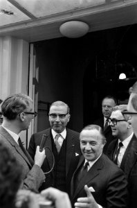 Aankomst Burgemeester Van Hall op Ministerie van Algemene Zaken te Den Haag , Bu, Bestanddeelnr 920-3121