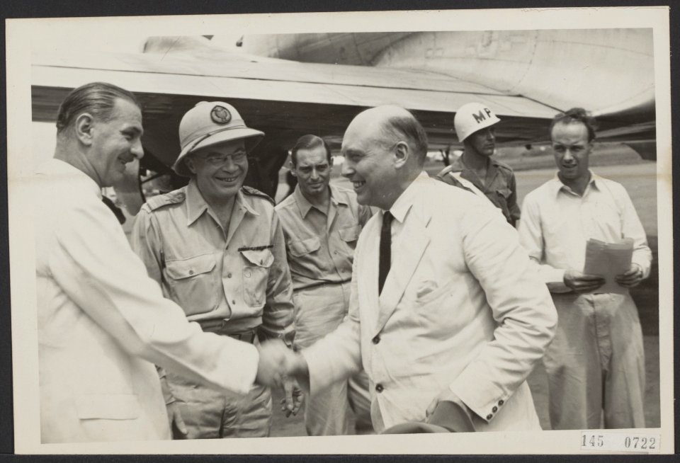 Aankomst Commissie-Generaal te Batavia. Prof. W. Schermerhorn wordt op het vlieg, Bestanddeelnr 145-0722