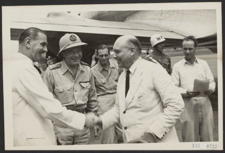 Aankomst Commissie-Generaal te Batavia. Prof. W. Schermerhorn wordt op het vlieg, Bestanddeelnr 145-0722