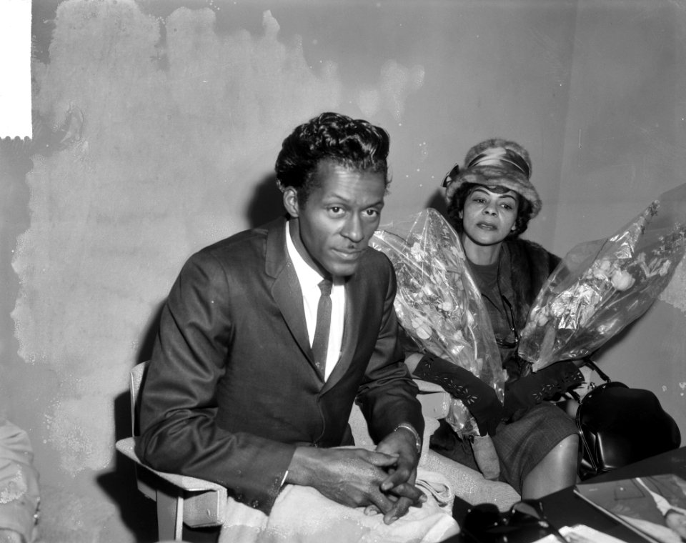Aankomst Chuck Berry (zanger) op Schiphol, Chuck Berry en Lucy Ann tijdens persc, Bestanddeelnr 917-3999