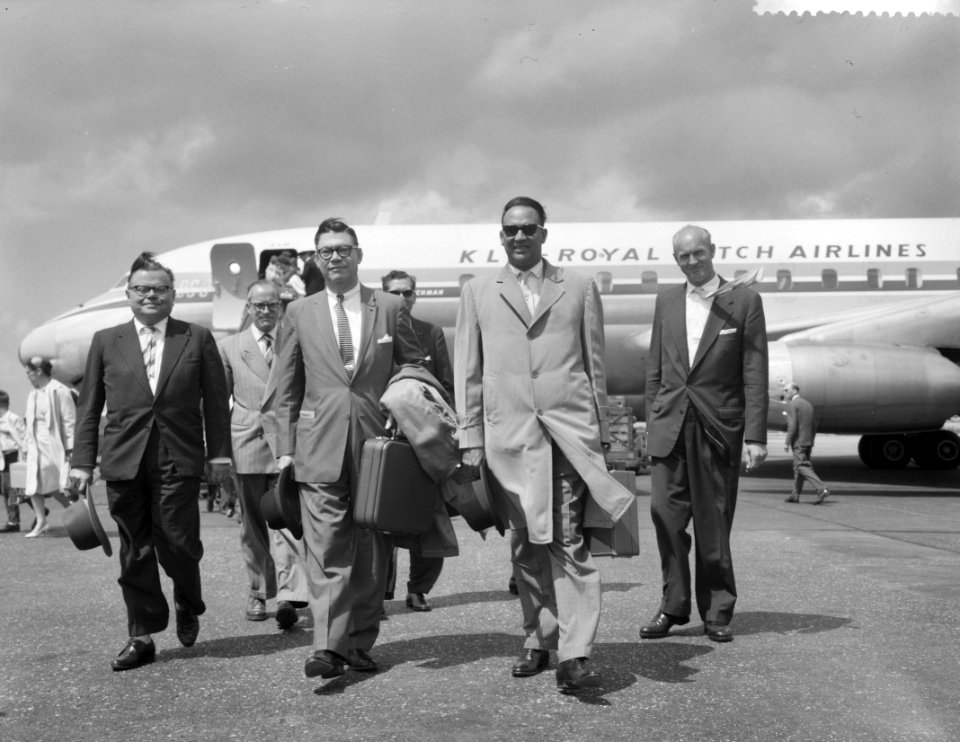 Aankomst Antilliaanse ministers op Schiphol links Minister Irausquin en rechts M, Bestanddeelnr 911-3251