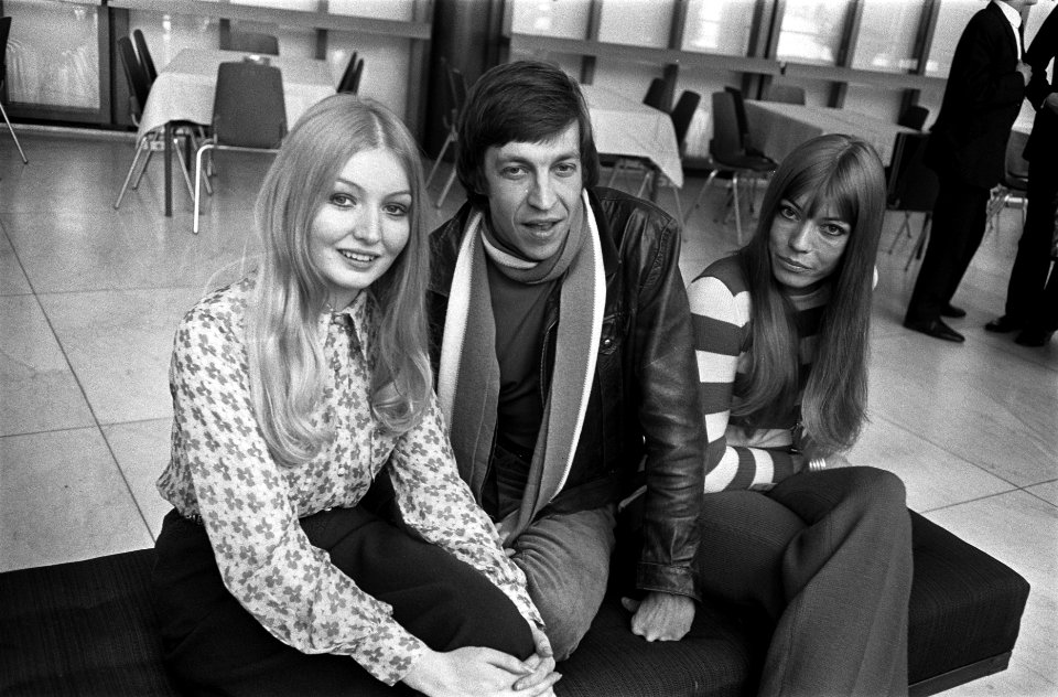 Aankomst artiesten op Schiphol. Vlnr Mary Hopkin (Engeland), Henry Des (Zwitse…, Bestanddeelnr 923-3640
