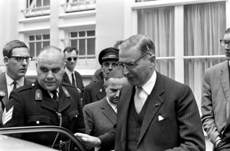 Aankomst Burgemeester Van Hall op Ministerie van Algemene Zaken te Den Haag , Bu, Bestanddeelnr 920-3123