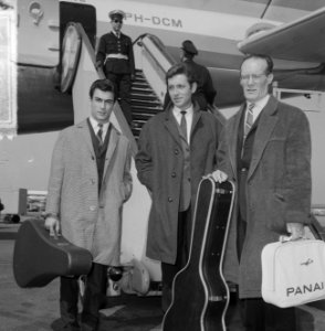 Aankomst Antonio Calvario (Portugese zanger) op Schiphol, Bestanddeelnr 917-5975