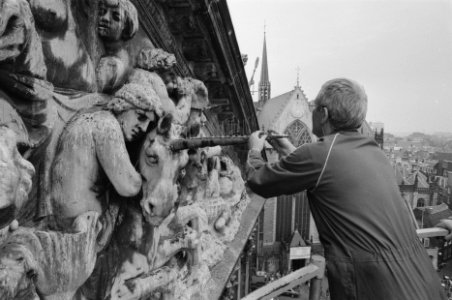 Aanbrengen antiduifdraadjes op Paleis Dam, Bestanddeelnr 934-0493