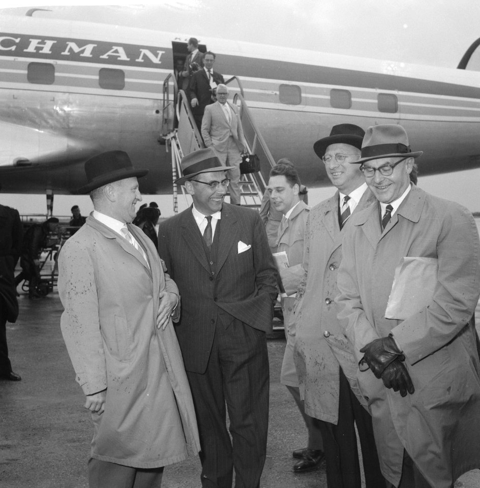 Aankomst burgemeester Van Hall op Schiphol in verband met IJtunnelkwestie, Bestanddeelnr 911-4158