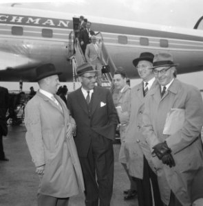 Aankomst burgemeester Van Hall op Schiphol in verband met IJtunnelkwestie, Bestanddeelnr 911-4158