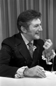 Aankomst Amerikaanse pianist Liberace op Schiphol, Bestanddeelnr 921-2378