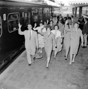 Aankomst Amerikaanse scholieren op het Centraal station te Rotterdam, Bestanddeelnr 910-5754
