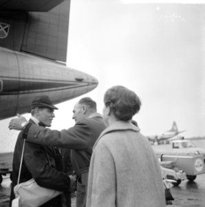 Aankomst Ard Schenk op Schiphol, aankomst. Ard wordt begroet door zijn vader Kla, Bestanddeelnr 917-5688