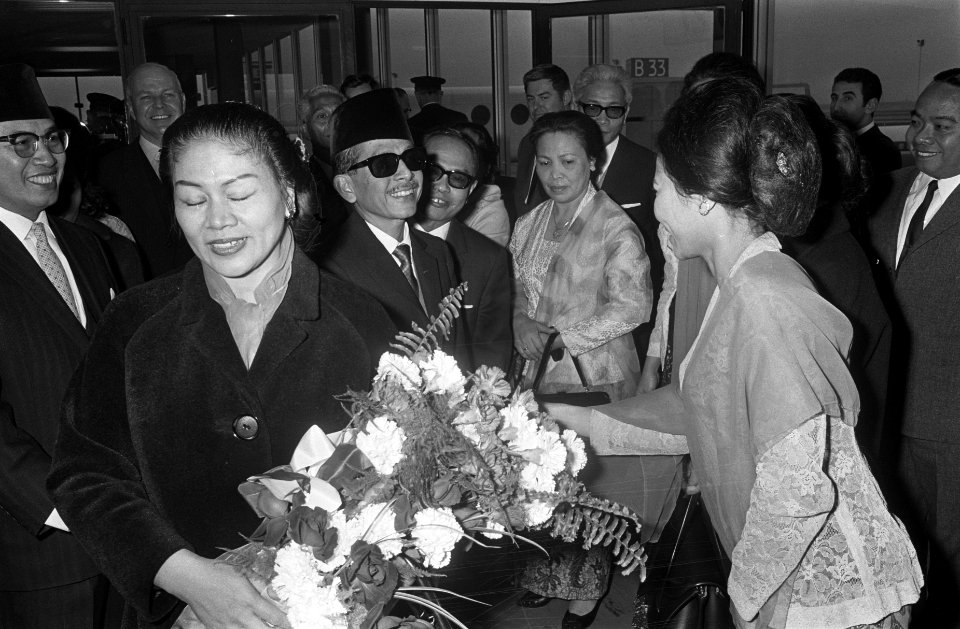 Aankomst Ambassadeur Indonesie Taswin Natadinigrat (kop ) op Schiphol, Bestanddeelnr 920-9933