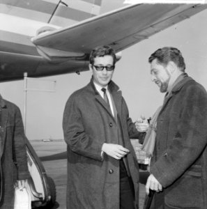 Aankomst Antonio Calvario (Portugese zanger) op Schiphol afgehaald door Wim Ibo, Bestanddeelnr 917-5973