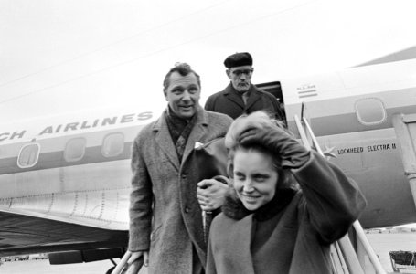 Aankomst Anton Huiskes en echtgenote op Schiphol, terug uit Oslo, Bestanddeelnr 918-8259 photo